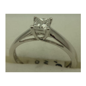 10 Karat White Gold with 0.33 Carat Diamond Princess Cut Solitaire Ring