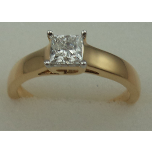 18 Karat Yellow Gold with 0.50 Carat Diamond Princess Cut Solitaire Ring