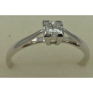 18 Karat White Gold with 0.25 Carat Diamond Princess Cut Solitaire Ring