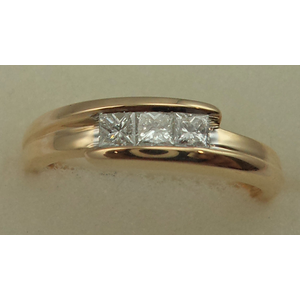 9 Karat Yellow Gold with 0.23 Carat Diamond Princess Cut Twsited Band