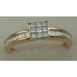 9 Karat Yellow Gold with 0.38 Carat Diamond Square Design Shoulder Ring