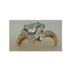 18 Karat Gold with 0.30 Carat Diamond 3 Stone Heart Ring 
