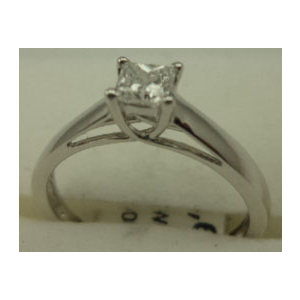 18 Karat White Gold with 0.35 Carat Diamond Princess Cut Solitaire Ring