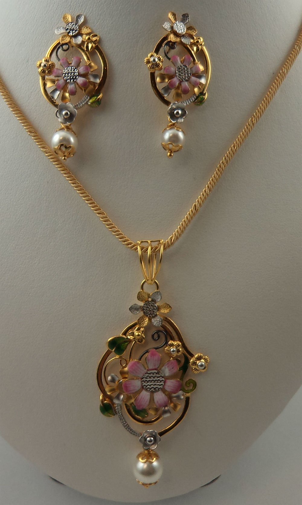Gold Jewellery-Pendants : Lotus Gold